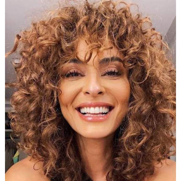 Juliana Paes exibe cabelo em corte butterfly