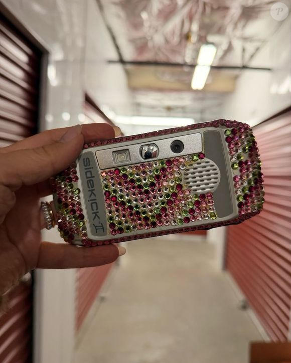 O conjuntinho rosa da primeira aparição de Sharpay, arrematado pelo celular flip cravejado de strass, um verdadeiro símbolo dos anos 2000 e da personagem de 'HSM'