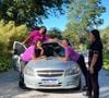 Governanta de Virginia Fonseca posa com carro novo e comemora conquista pessoal