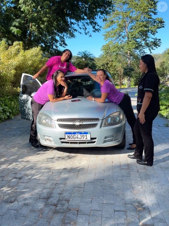Governanta de Virginia Fonseca posa com carro novo e comemora conquista pessoal