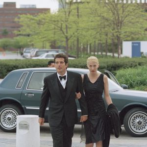 John F. Kennedy Jr. e Carolyn Bessette se tornaram um dos casais mais observados dos anos 90; nova série de Ryan Murphy revisita a história sob a ótica da ficção