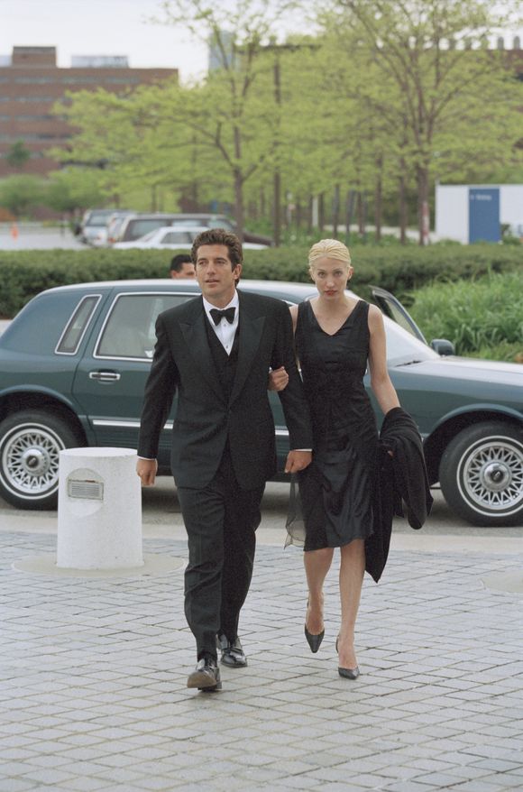 John F. Kennedy Jr. e Carolyn Bessette se tornaram um dos casais mais observados dos anos 90; nova série de Ryan Murphy revisita a história sob a ótica da ficção