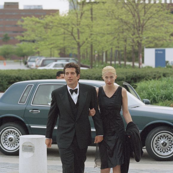John F. Kennedy Jr. e Carolyn Bessette se tornaram um dos casais mais observados dos anos 90; nova série de Ryan Murphy revisita a história sob a ótica da ficção