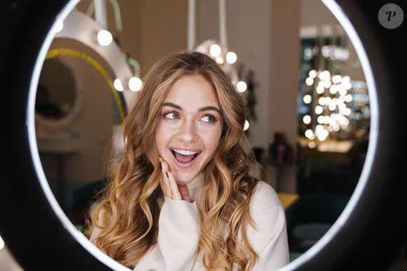 O diagnóstico capilar é uma avaliação detalhada da saúde dos fios e do couro cabeludo, realizada por um equipamento tecnológico com microcâmera de alta resolução