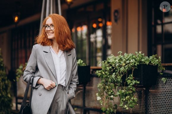 O cinza é associado à neutralidade, equilíbrio, prudência, autocontrole e à capacidade de avaliar distintas perspectivas antes de agir