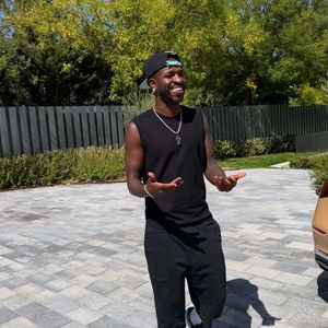 Vini Jr. também chamou atenção pelos looks durante a viagem. No jatinho, o jogador apostou em uma produção preta com detalhes dourados e boné azul