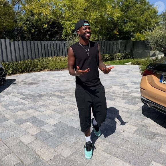 Vini Jr. também chamou atenção pelos looks durante a viagem. No jatinho, o jogador apostou em uma produção preta com detalhes dourados e boné azul