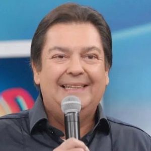 Desde 2023, Faustão passou por uma sequência de procedimentos delicados, incluindo quatro transplantes de órgãos, o que exigiu acompanhamento médico constante e afastamento definitivo da televisão.