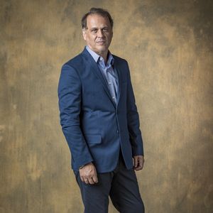 2019: o terno foi o traje oficial de seu personagem da novela 'Órfãos da Terra'