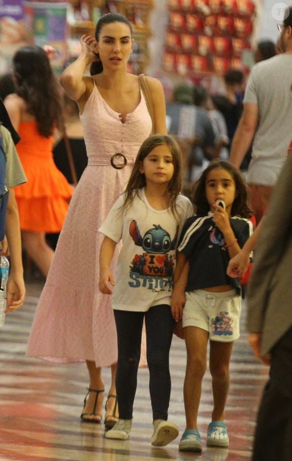 Filha de Rodrigo Santoro: a blusa da menina entrega que elas assistiram à nova versão do clássico da Disney ‘Lilo & Stitch’, que estreou no mesmo dia