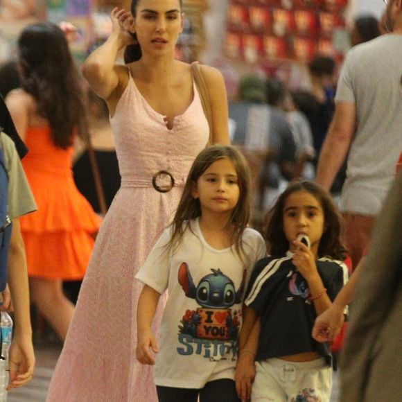 Filha de Rodrigo Santoro: a blusa da menina entrega que elas assistiram à nova versão do clássico da Disney ‘Lilo & Stitch’, que estreou no mesmo dia