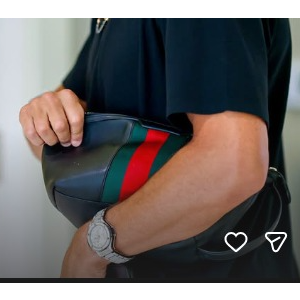 Cristiano Ronaldo apareceu ruivo e segurando uma nécessaire Gucci de couro preto avaliada em US$ 1.500, cerca de R$ 7 mil