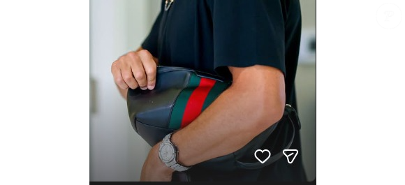 Cristiano Ronaldo apareceu ruivo e segurando uma nécessaire Gucci de couro preto avaliada em US$ 1.500, cerca de R$ 7 mil