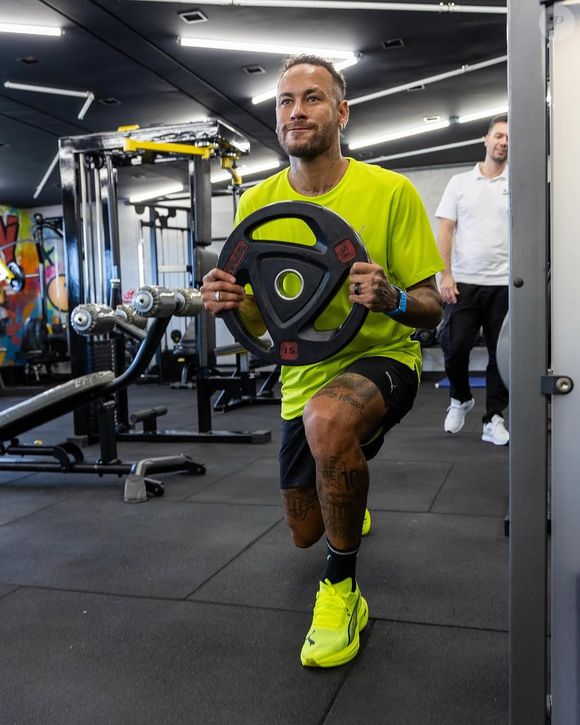 Neymar foi visto com o suposto anel prateado enquanto treinava na academia.