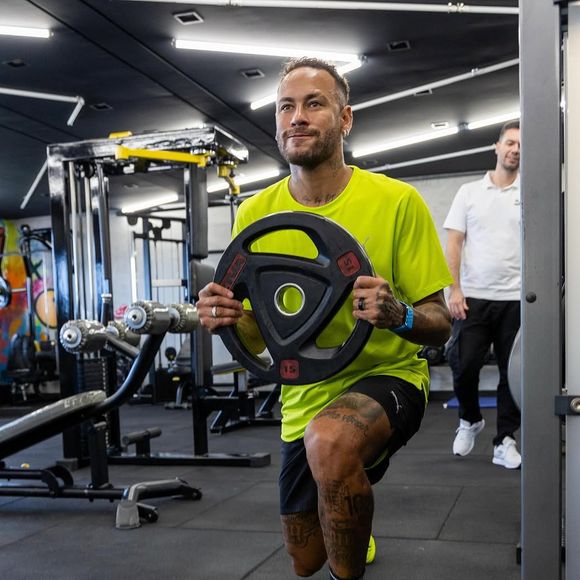 Neymar foi visto com o suposto anel prateado enquanto treinava na academia.