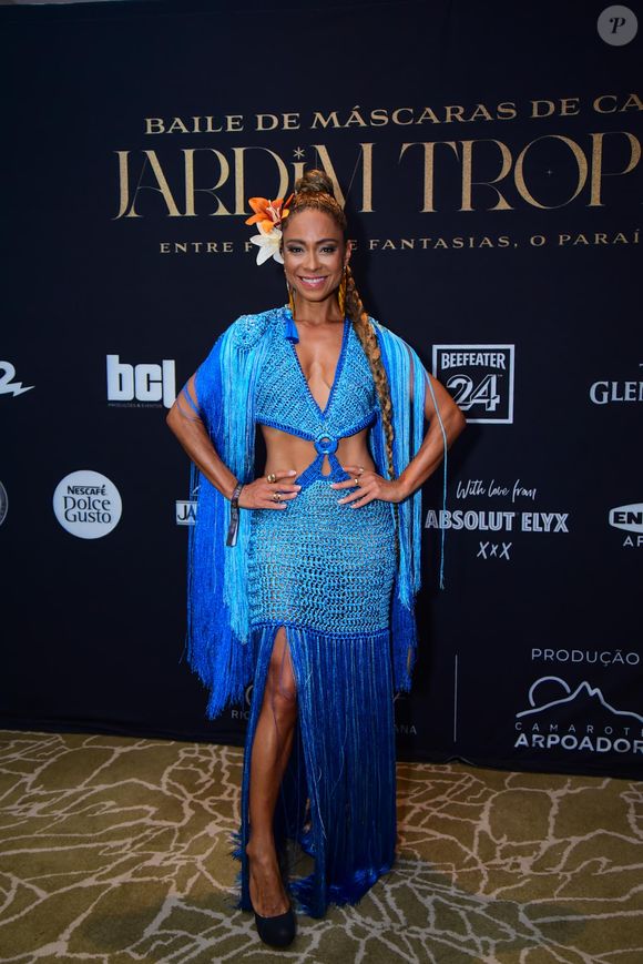 Cinnara Leal escolheu vestido com várias tonalidades de azul para baile de máscaras em hotel do Rio no pós-carnaval em 7 de março de 2025