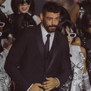 Cauã Reymond teria respondido: ‘Não gosta de cheiro de macho? Não posso mais ter feromônio? Isso é sinal de masculinidade’