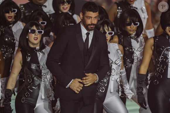 Cauã Reymond teria respondido: ‘Não gosta de cheiro de macho? Não posso mais ter feromônio? Isso é sinal de masculinidade’