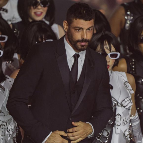 Cauã Reymond teria respondido: ‘Não gosta de cheiro de macho? Não posso mais ter feromônio? Isso é sinal de masculinidade’