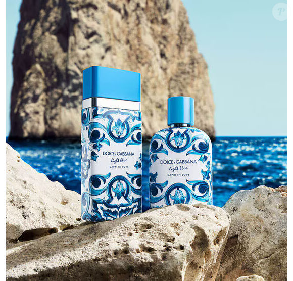 o frasco do perfume Light Blue Capri in Love, da Dolce & Gabbana foi pensado para refletir 'a serenidade e o charme mediterrâneo de Capri', com detalhes em azul inspirados na maiólica italiana