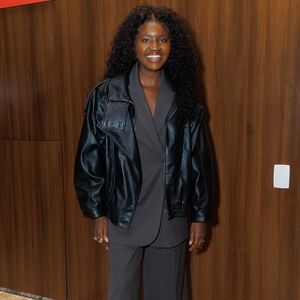 Elegância com personalidade! Kenya Sade chamou atenção ao combinar peças de alfaiataria com sapato fechado de bico preto e os cabelos soltos em black power, em um dos visuais mais estilosos da noite