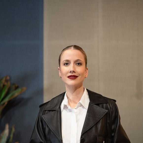 Segundo informações exclusivas do Estadão, mensagens extraídas do celular de Daniel Vorcaro, dono do Banco Master, indicariam que Gabriela Prioli tinha vídeos submetidos à aprovação da equipe de comunicação da instituição financeira. De acordo com a reportagem, o banqueiro também sugeria alterações nos roteiros das publicações da apresentadora