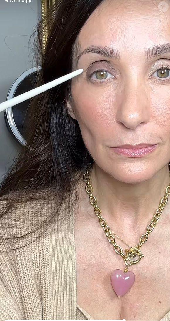 De acordo com as orientações da especialista, aplicar sombra escura na pálpebra móvel pode criar a sensação de olhos menores. A alternativa sugerida por ela promete um visual mais fresco, iluminado e moderno após os 50 anos