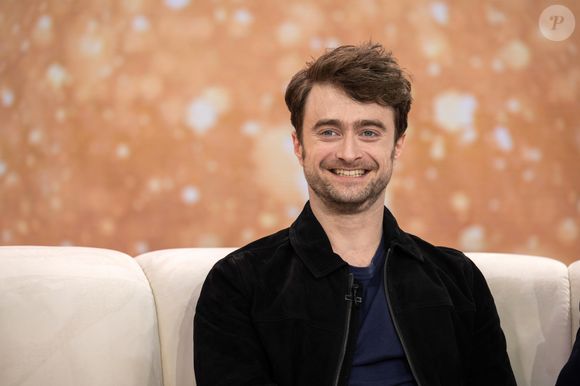 Hábito de Daniel Radcliffe de enrolar a língua em forma de 'u': é necessário ativar de maneira coordenada diferentes músculos da língua, algo que exige controle.