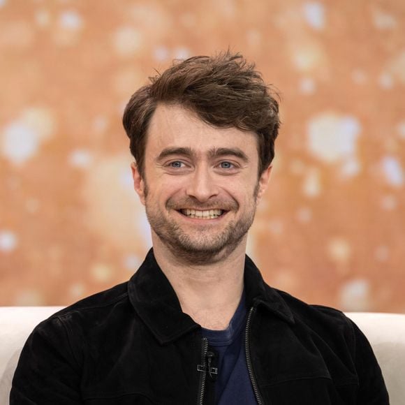 Hábito de Daniel Radcliffe de enrolar a língua em forma de 'u': é necessário ativar de maneira coordenada diferentes músculos da língua, algo que exige controle.