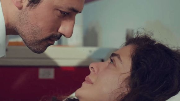 HOJE em 'Força de Mulher' (3 de julho): Convites do casamento de Bahar e Arif chegam aos convidados, mas inimigo não recebe e dá show de antipatia