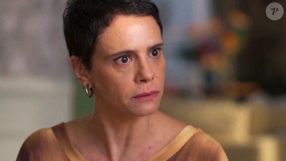 Celina fica inconformada com a saída de Afonso de sua casa após separação de Fátima