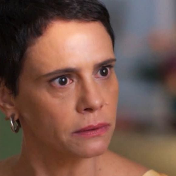 Celina fica inconformada com a saída de Afonso de sua casa após separação de Fátima