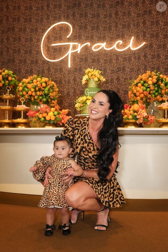 Graciele Lacerda e a filha, Clara, combinaram vestido animal print em festa da influencer