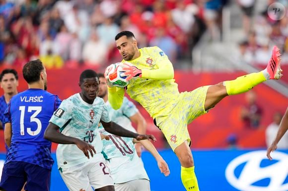 Mesmo eliminado da Copa 2026, Diogo Costa saiu valorizado pelas atuações contra a Espanha. Relembre a curiosa história do goleiro que não queria defender o gol