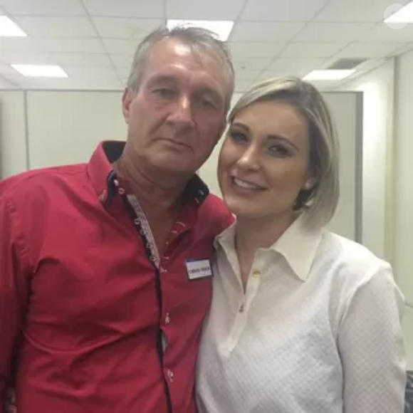 Andressa Urach revelou em vídeo recente que ela e o pai, Carlos Urach, não estão mais brigados.