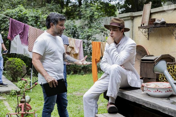 O diretor João Paulo Jabur e o ator Sergio Guizé nos bastidores da cena do reencontro entre Candinho e Samir.
