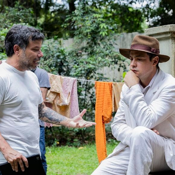 O diretor João Paulo Jabur e o ator Sergio Guizé nos bastidores da cena do reencontro entre Candinho e Samir.