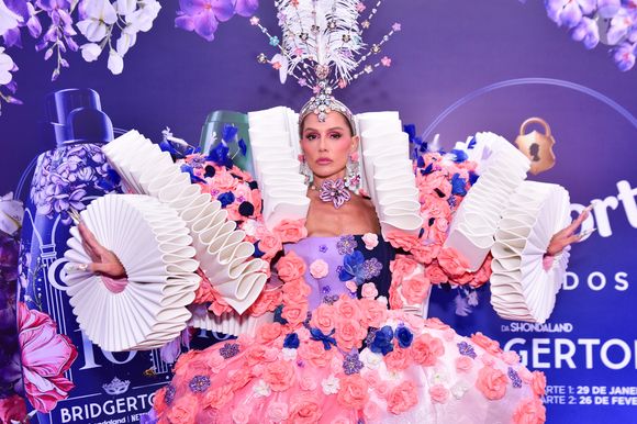 Deborah Secco brilha no Baile da Vogue com look inspirado em Bridgerton e nas notas florais de Comfort Segredos Bridgerton. Luxo, fantasia e performance em um só figurino
