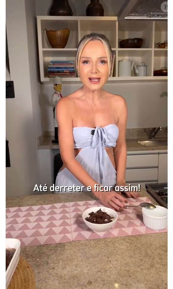 Depois de assado, o bolo recebe mais duas camadas: a primeira é uma ganache deliciosa que incorpora ainda mais o sabor