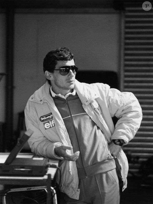 Ayrton Senna foi um piloto muito famoso, tricampeão de Fórmula 1.