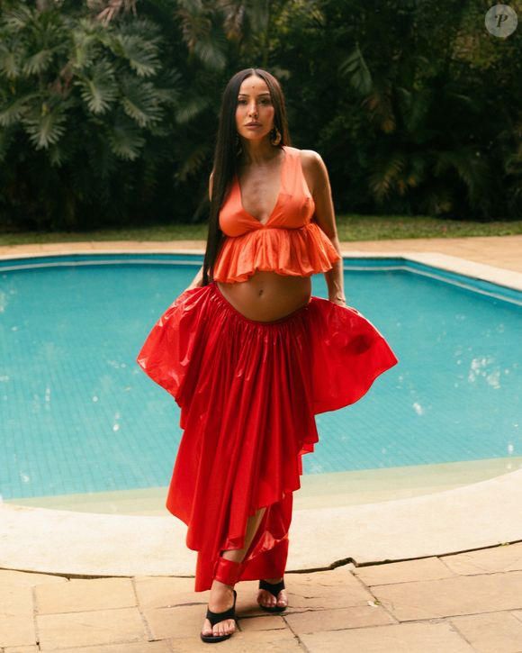 Sabrina Sato combina top laranja e saia vermelha da Alaïa em look de quase R$ 30 mil