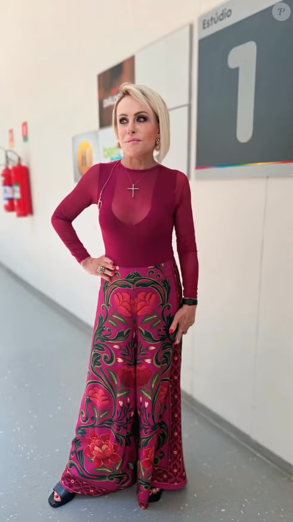 A volta das calças coloridas também combina com o estilo de Ana Maria Braga. No Mais Você, a apresentadora já apareceu com modelos amplos e estampados, mostrando como cores vibrantes e silhuetas soltas podem ganhar espaço nos looks do dia a dia