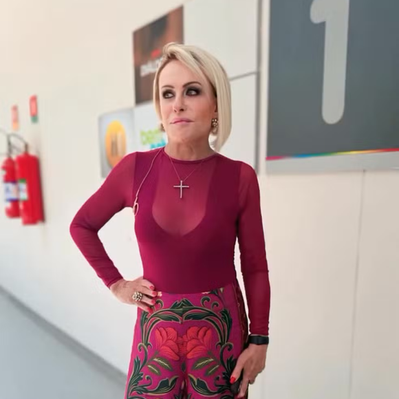 A volta das calças coloridas também combina com o estilo de Ana Maria Braga. No Mais Você, a apresentadora já apareceu com modelos amplos e estampados, mostrando como cores vibrantes e silhuetas soltas podem ganhar espaço nos looks do dia a dia