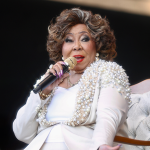 Por que Alcione só canta sentada? Médico explica problema que cantora tem na coluna e esclarece se há riscos de ficar sem andar