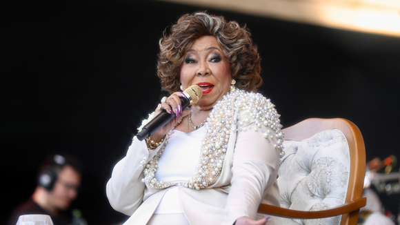 Por que Alcione só canta sentada? Médico explica problema que cantora tem na coluna e esclarece se há riscos de ficar sem andar