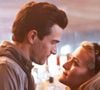 A série 'Love Story', sobre o romance de Carolyn Bessette-Kennedy e John F. Kennedy Jr., revisitou muitos dos looks com tiaras que a publicitária usava