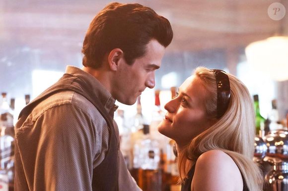 A série 'Love Story', sobre o romance de Carolyn Bessette-Kennedy e John F. Kennedy Jr., revisitou muitos dos looks com tiaras que a publicitária usava