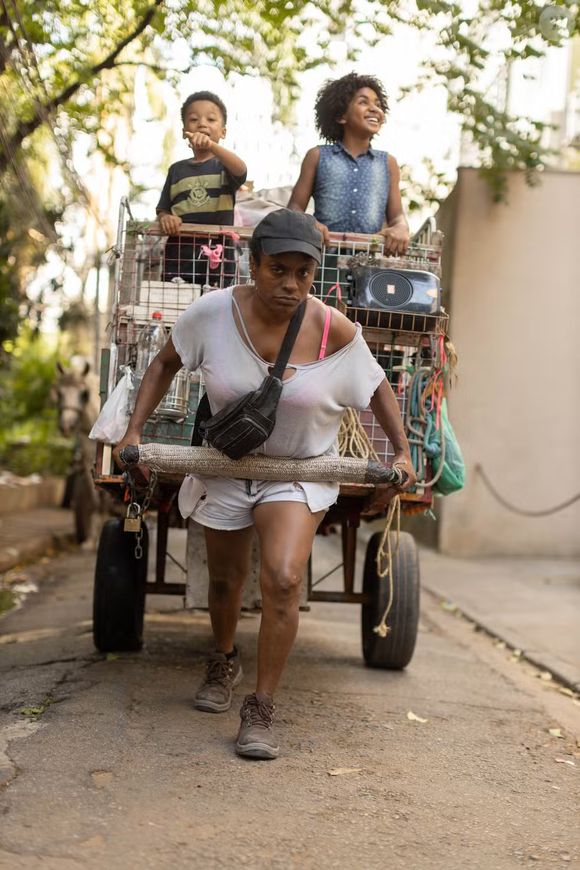 Depois de buscar ajuda e não ser correspondida, Gal foge com os filhos e passa a perambular pelas ruas de São Paulo com sua carroça de reciclagem