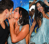 Climão de Carnaval! Sabrina Sato dá beijão de novela em Nicolas Prattes e cai no samba em ensaio da Vila Isabel
