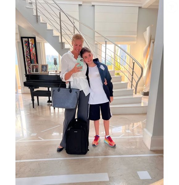 Ana Hickmann e Alexandre Correa moravam na mansão com o filho, Alezinho